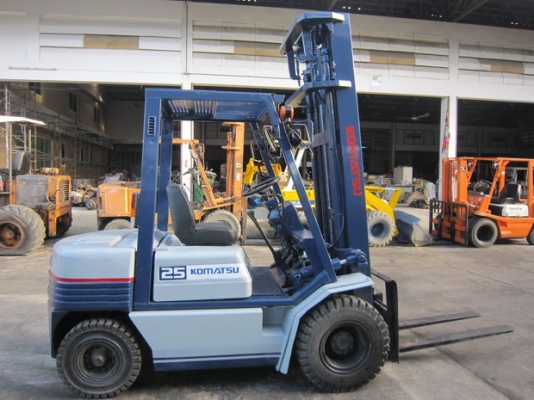 ขาย รถยก 2.5 ตัน KOMATSU รุ่น FD25-11- เสาสูง5เมตร  มือสองญี่ปุ่น