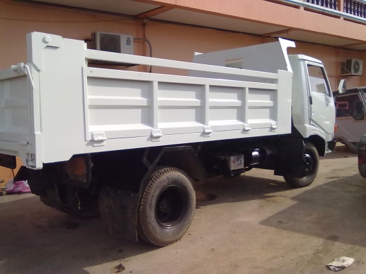 หกล้อดั้มดิน HINO KM 777