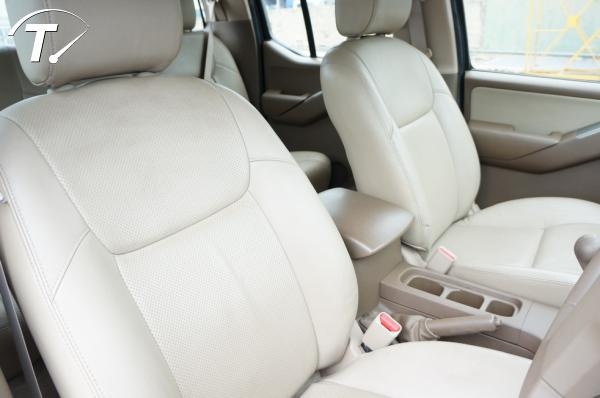 ขายกะบะ nissan navara สีขาว 4 DR 4WD A/T  ตัวท็อป วิ่งน้อย