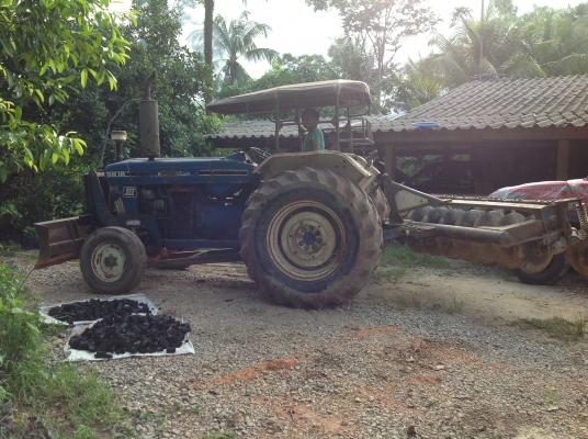 รถไถนาฟอร์ด6610. ปั้มกลมเครื่องเต็ม. มีผาน7 ดั้นหน้าพร้อมใช้งานรถยังเป็นสีเดิมๆอยู่.  ยางก็สวย สามารถต่อรองราคาเจ้าของเองได้ 080-1405528