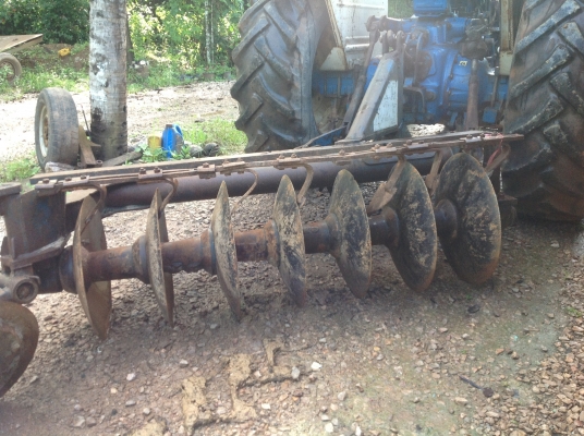 รถไถนาฟอร์ด6610. ปั้มกลมเครื่องเต็ม. มีผาน7 ดั้นหน้าพร้อมใช้งานรถยังเป็นสีเดิมๆอยู่.  ยางก็สวย สามารถต่อรองราคาเจ้าของเองได้ 080-1405528