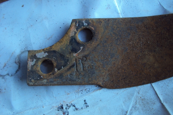 ใบเหล็กพรวนดิน (ใส่โรตารี่ตีดิน)  กว้าง 9 ซ.ม.  ยาว 22 ซ.ม. ใบละ95-