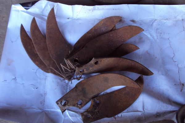 ใบเหล็กพรวนดิน (ใส่โรตารี่ตีดิน)  กว้าง 9 ซ.ม.  ยาว 22 ซ.ม. ใบละ95-