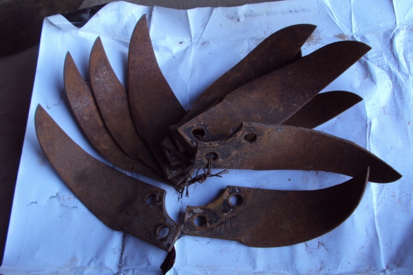 ใบเหล็กพรวนดิน (ใส่โรตารี่ตีดิน)  กว้าง 9 ซ.ม.  ยาว 22 ซ.ม. ใบละ95-