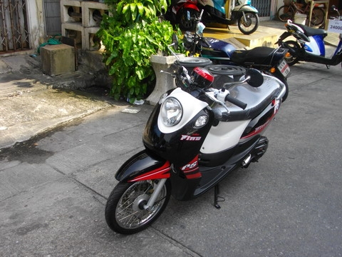 ขาย Fino S สีดำ-ขาว สวยเข้มหรูด้วยโช๊คแก๊สSHOWA เครื่องเดิมสดๆยอดเยี่ยม ราคา 23500 บาท