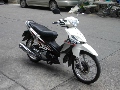 ขาย Smash New สีขาว-ดำ รถ1ปี สวยจ๊าบ ประหยัดน้ำมันมาก เครื่องเดิมดีมาก 22500 บาท