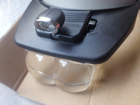 แว่นขยายแบบสวมหัวใช้ส่องกับงานละเอียดได้ดี มีเลนส์ขยายให้ 4 แบบ ใช้ง่ายเห็นชัด ( มี 10 กล่อง )