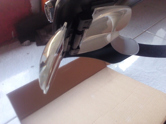 แว่นขยายแบบสวมหัวใช้ส่องกับงานละเอียดได้ดี มีเลนส์ขยายให้ 4 แบบ ใช้ง่ายเห็นชัด ( มี 10 กล่อง )