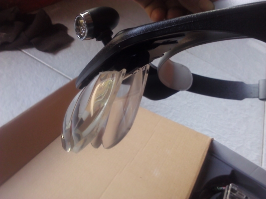 แว่นขยายแบบสวมหัวใช้ส่องกับงานละเอียดได้ดี มีเลนส์ขยายให้ 4 แบบ ใช้ง่ายเห็นชัด ( มี 10 กล่อง )