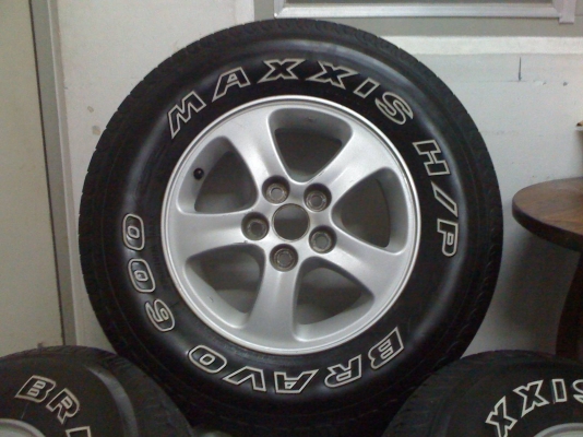 ขายด่วน แม็กพร้อมยาง 1 ชุด 4 วง 225 70 R15 ครับ