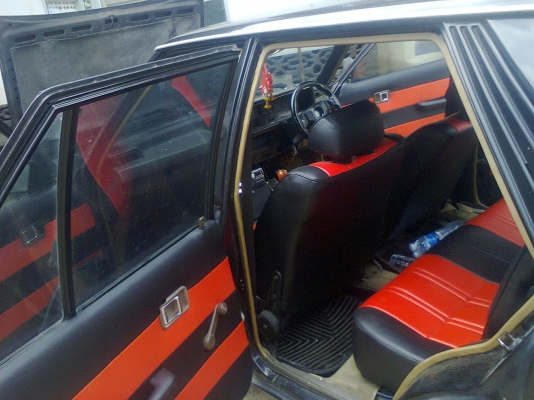 ขาย มาสด้า 323 ex 5 ประตู สีดำ ทำเบาะใหม่ ช่วงล่างทำใหม่ แถม มาสด้า 4 ประตู อีก 1 คัน เครื่องหัวฉีัด ไม่มีเกี่ยร์ ทะเบียนพร้อมโอน