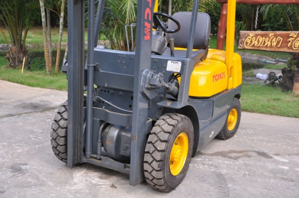 ขาย FORKLIFT TCM25 รุ่นใหม่ เครื่องดีเซล2ตันครึ่ง สีสวยเดิม จากญี่ปุ่น ขาย249,000บาท!!!