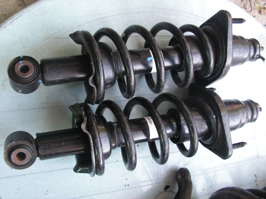 โช็คพร้อมสปริง4ต้นใส่CRVเจ็น2พี่กบอยู่ศรีราชารับไปดูเเลต่อเเล้วครับ