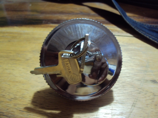 ขายฝาถังนำมัน ซูซูกิ S10 แท้สนใจติดต่อสรกฤช 081-8478107