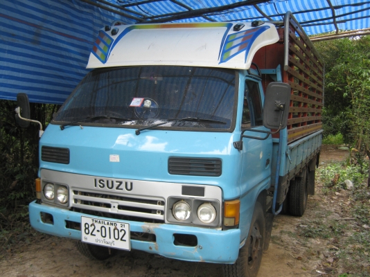 หกล้อกลาง ISUZU KS เครื่อง 110 คอกไม้สวย