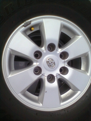 ขายแม็กพร้อมยาง toyota 6 รู  ขอบ 15 ขนาดยาง 255/70R15 ยางปี 10  1ชุด  พร้อมน๊อต 24 ตัว