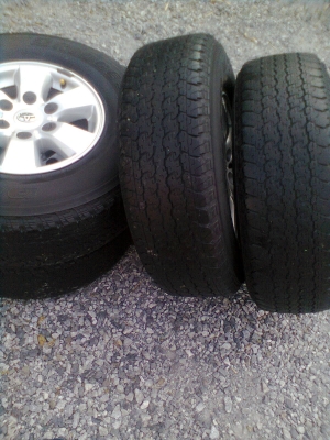 ขายแม็กพร้อมยาง toyota 6 รู  ขอบ 15 ขนาดยาง 255/70R15 ยางปี 10  1ชุด  พร้อมน๊อต 24 ตัว