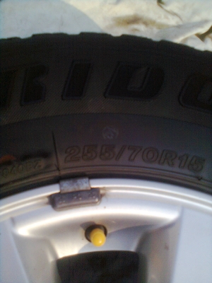 ขายแม็กพร้อมยาง toyota 6 รู  ขอบ 15 ขนาดยาง 255/70R15 ยางปี 10  1ชุด  พร้อมน๊อต 24 ตัว