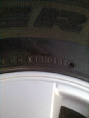 ขายแม็กพร้อมยาง toyota 6 รู  ขอบ 15 ขนาดยาง 255/70R15 ยางปี 10  1ชุด  พร้อมน๊อต 24 ตัว