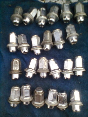 ขายแม็กพร้อมยาง toyota 6 รู  ขอบ 15 ขนาดยาง 255/70R15 ยางปี 10  1ชุด  พร้อมน๊อต 24 ตัว