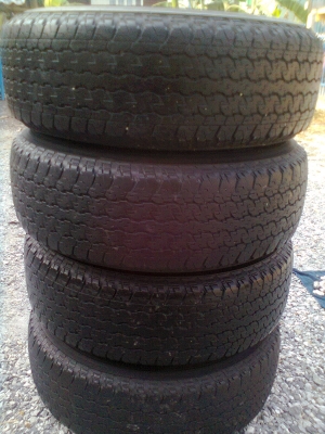 ขายแม็กพร้อมยาง toyota 6 รู  ขอบ 15 ขนาดยาง 255/70R15 ยางปี 10  1ชุด  พร้อมน๊อต 24 ตัว