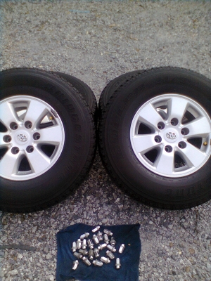 ขายแม็กพร้อมยาง toyota 6 รู  ขอบ 15 ขนาดยาง 255/70R15 ยางปี 10  1ชุด  พร้อมน๊อต 24 ตัว