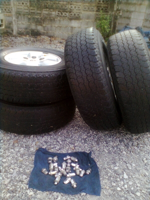 ขายแม็กพร้อมยาง toyota 6 รู  ขอบ 15 ขนาดยาง 255/70R15 ยางปี 10  1ชุด  พร้อมน๊อต 24 ตัว