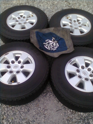 ขายแม็กพร้อมยาง toyota 6 รู  ขอบ 15 ขนาดยาง 255/70R15 ยางปี 10  1ชุด  พร้อมน๊อต 24 ตัว