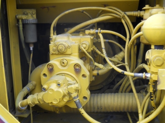 รถแบคโฮเก่านอก sk 100-1 สนใจโทร 092-3309229 อี๊ดสองห้อง