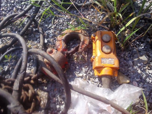 รอกโซ่ไฟฟ้า 1 ต้น ใฃ้ไฟ 3 เฟส ของยี่ห้อ NITSHI สภาพภาพดีพร้อมใฃ้งาน รอกโซ่ไฟฟ้า 1 ต้น ใฃ้ไฟ 3 เฟส ของยี่ห้อ NITSHI สภาพภาพดีพร้อมใฃ้งาน