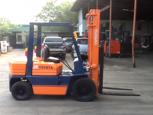 รถยกโตโยต้ารุ่น 5 น้ำหนักยก 2.5 ตัน เสาสูง 3.5 เมตร เครื่องดีเซล เกียร์ธรรมดา