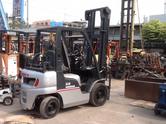 รถยกนิสสัน น้ำหนักยก 2 ตัน เสาสูง 4.50 เมตร เครื่องเบนซินติดแก็ส เกียร์ออโต้