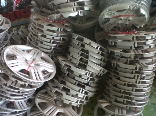 ขายฝาครอบล้อ hondaขอบ15มี150อันๆละ100 บาทครับ กะทะ15 4 รูมี150อันๆละ250บาท