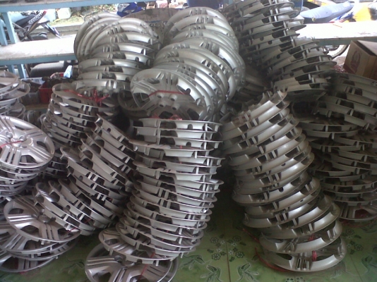 ขายฝาครอบล้อ hondaขอบ15มี150อันๆละ100 บาทครับ กะทะ15 4 รูมี150อันๆละ250บาท