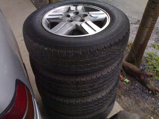 ต้องการขายล้อแม็กซ์วีโก้ ขอบ 15" พร้อมยางพร้อมน๊อต