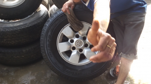 ขายล้อขอบ15 พร้อมยาง265 70 15 ปี13ชุดละ7500