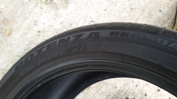 ขายยาง 245 40 18บิสโตนคู่ละ 2800