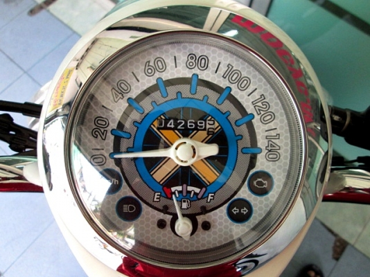 scoopy-i สีเทา รุ่นท๊อป ล้อแมกซ์ ระบบ combibrake รถเดือน พฤศจิกายน ปี 56 ไมล์ 4 พันโล แถม 2 รายการ 37900