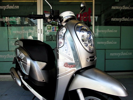 scoopy-i สีเทา รุ่นท๊อป ล้อแมกซ์ ระบบ combibrake รถเดือน พฤศจิกายน ปี 56 ไมล์ 4 พันโล แถม 2 รายการ 37900