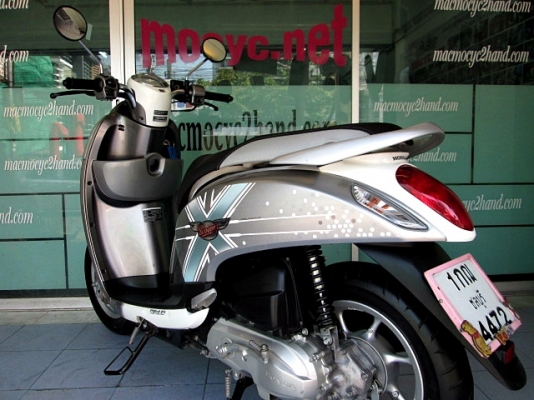 scoopy-i สีเทา รุ่นท๊อป ล้อแมกซ์ ระบบ combibrake รถเดือน พฤศจิกายน ปี 56 ไมล์ 4 พันโล แถม 2 รายการ 37900