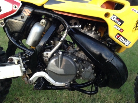 ธารนนทบุรี//ขาย suzuki rm250 รถแข่งแรงๆมันๆครับ สภาพแห้งๆ เครื่องท๊อกมาเต็ม ราคา 45,900 บาท อินวอยท์