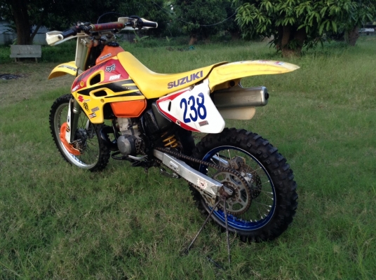 ธารนนทบุรี//ขาย suzuki rm250 รถแข่งแรงๆมันๆครับ สภาพแห้งๆ เครื่องท๊อกมาเต็ม ราคา 45,900 บาท อินวอยท์