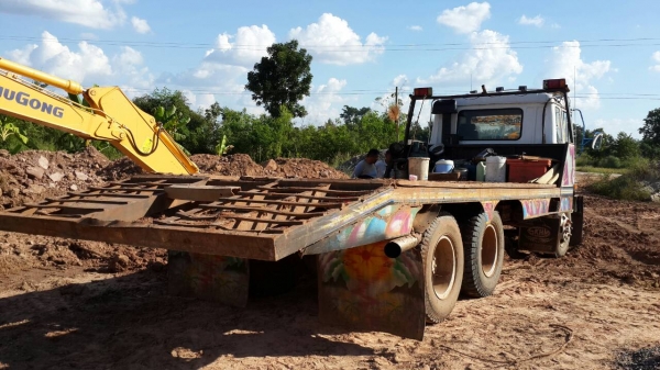 ขายด่วน!!รถไอ้หลงเทนเลอร์ลากรถเเม็กโฮPC200รถสวยมาก