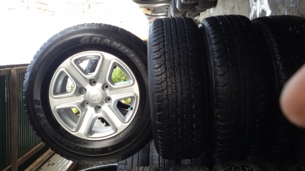 ขายล้อ ford ขอบ17พร้อมยาง265 65 17ปี14ชุดละ13500