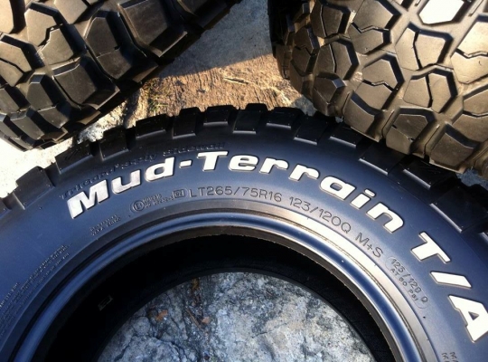 ขายยาง BF Goodrich Mud-Terrain KM2 ขนาด 265 75 r16 สวย