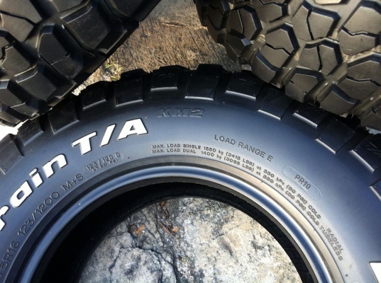 ขายยาง BF Goodrich Mud-Terrain KM2 ขนาด 265 75 r16 สวย