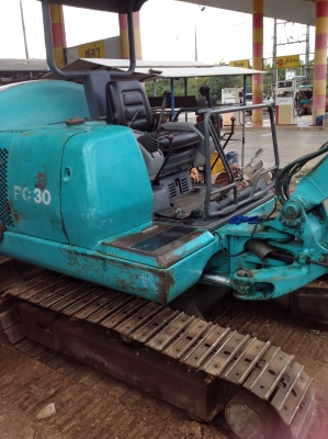 ขายรถแบคโฮ ยี่ห้อ KOMATSU รุ่น PC30-7 ขายรถแบคโฮ ยี่ห้อ KOMATSU รุ่น PC30-7