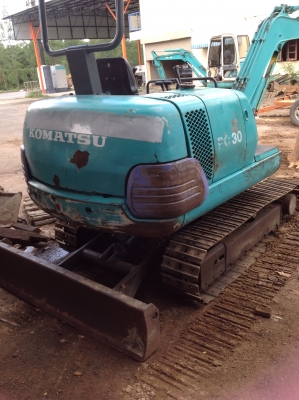 ขายรถแบคโฮ ยี่ห้อ KOMATSU รุ่น PC30-7 ขายรถแบคโฮ ยี่ห้อ KOMATSU รุ่น PC30-7