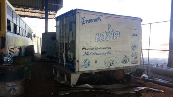 ตู้แห้ง สี่ล้อเล็ก 1.9x3 เมตร ภายในเป็นไม้ มีประตูด้านข้างด้วย