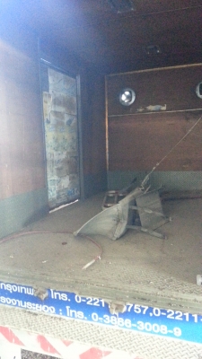 ตู้แห้ง สี่ล้อเล็ก 1.9x3 เมตร ภายในเป็นไม้ มีประตูด้านข้างด้วย